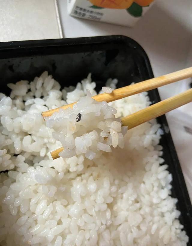 學校食堂菜裡有蟲,餿了照樣售賣,學生點外賣卻被