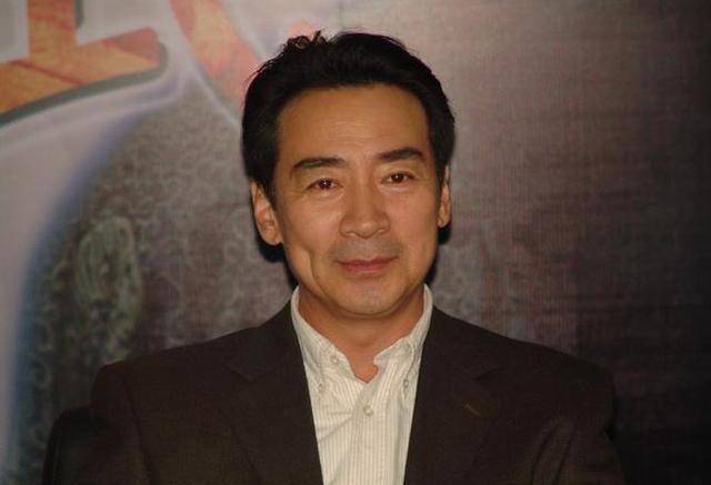 65岁"依萍"爸爸近照,风度翩翩不输"陆振华",和娇妻恩爱如初_角色_黑豹