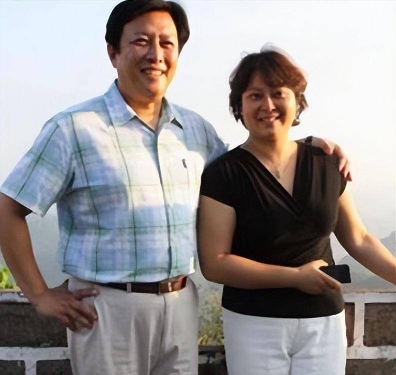 唐国强前妻除夕夜离去离世,女儿唐莉在父亲和继母的宠爱中释然了_孙涛