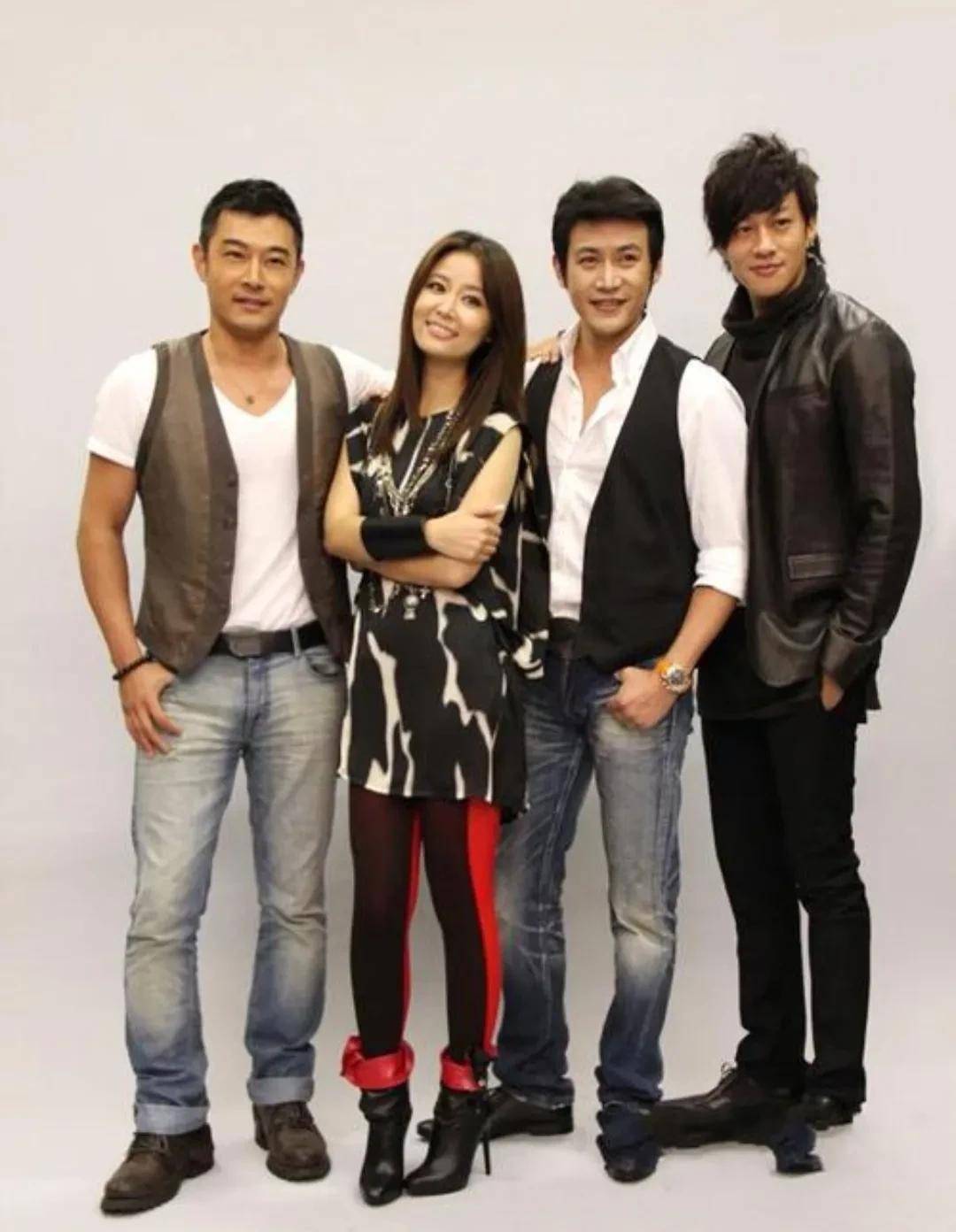 黎明和陆毅合影,他的脸型是比陆毅更大,但也不能代表黎明的脸就大