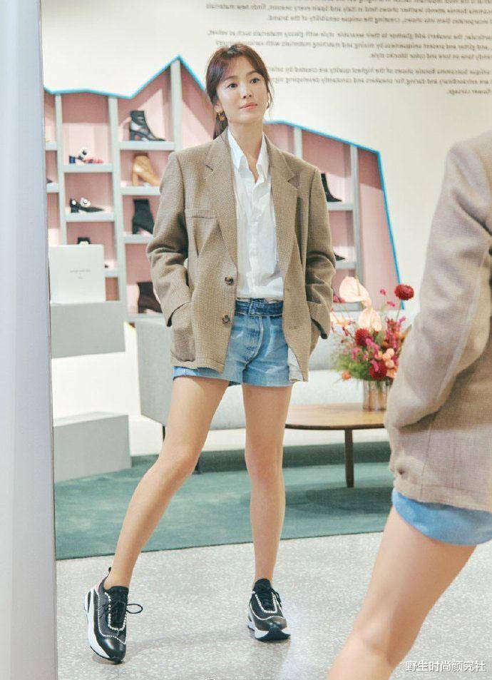 宋慧乔离了婚更春风得意,休闲装配"晒伤腮红",看起来年轻十岁_风格