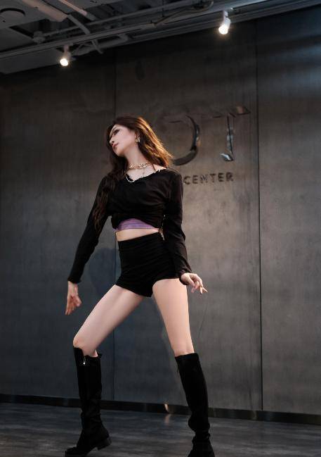 江疏影大放福利!黑衣短裤性感热舞,女团c位出道吧_身材_实力派_双腿