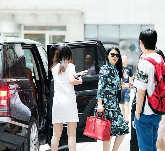 同为豪门李湘用豪车奢侈品教育王诗龄,郭晶晶的做法赢得网友好感_孩子