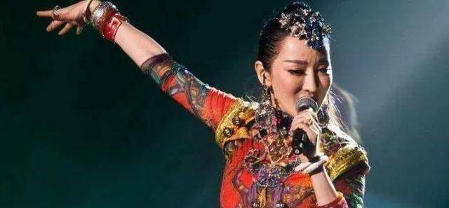 毕竟她之前的歌曲《咚巴啦》和《与自己美》的原唱都是用的周鹏