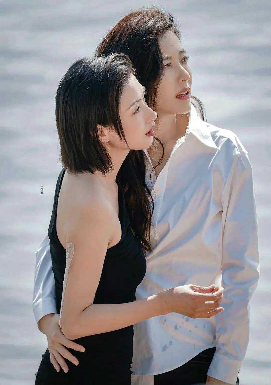 万茜和曾黎海边牵手拥抱揽腰亲昵甜蜜美不胜收