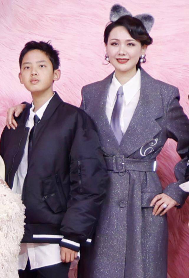 董璇晒母女走秀超有范儿,苗圃龙凤胎女儿罕见曝光,长得太像妈妈_张帅