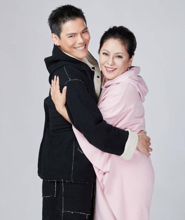 率数十员工交易所敲钟,嫁百亿富商儿女双全_黄婉佩_向太_老公