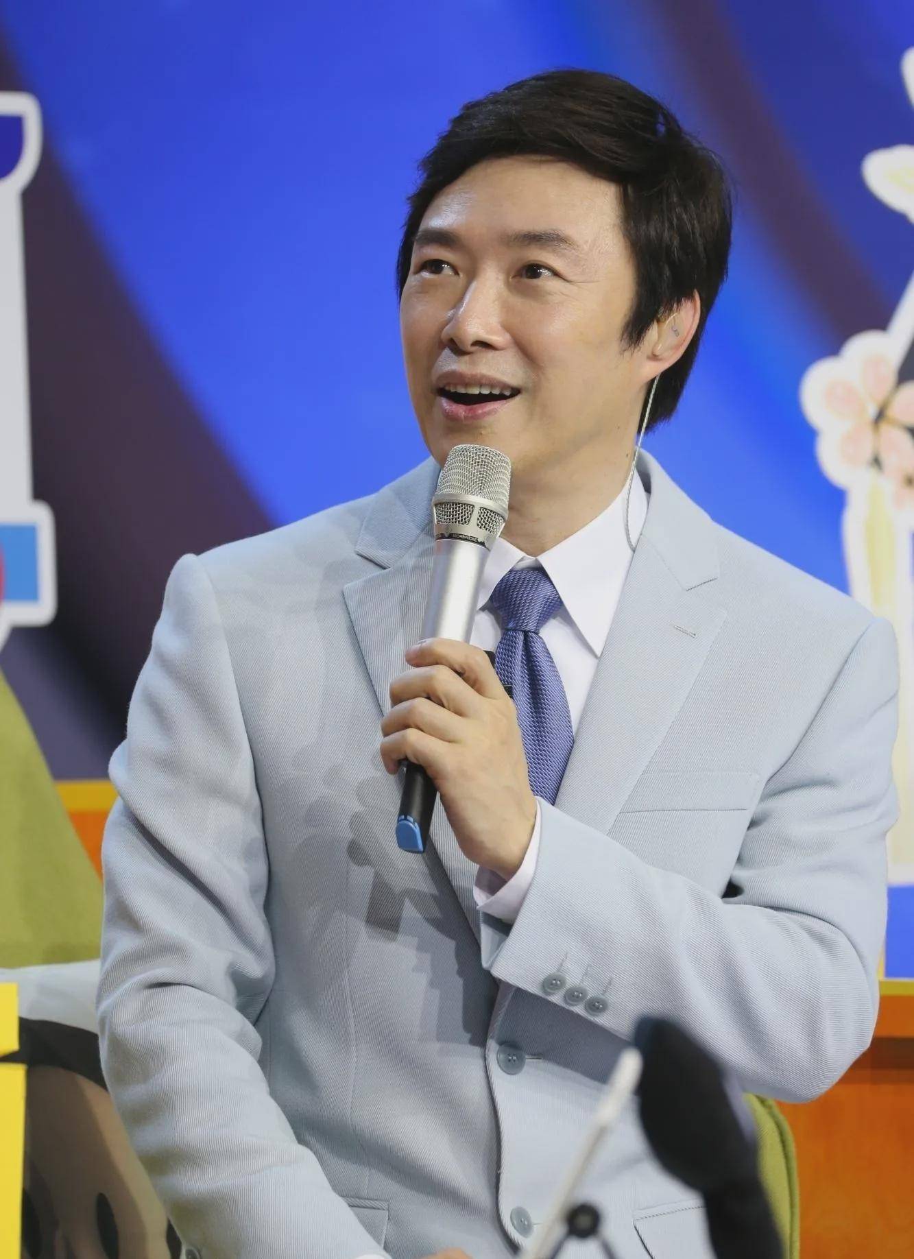 费玉清66岁至今单身身价20亿,哥哥张菲:你不会真让狗继承遗产吧_孩子