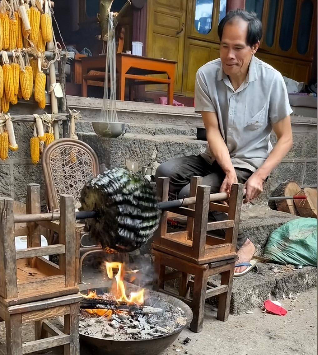 老杨啊:靠吃黑暗料理涨粉百万,网友:狗看了摇头,猪看了流泪_生活_云南