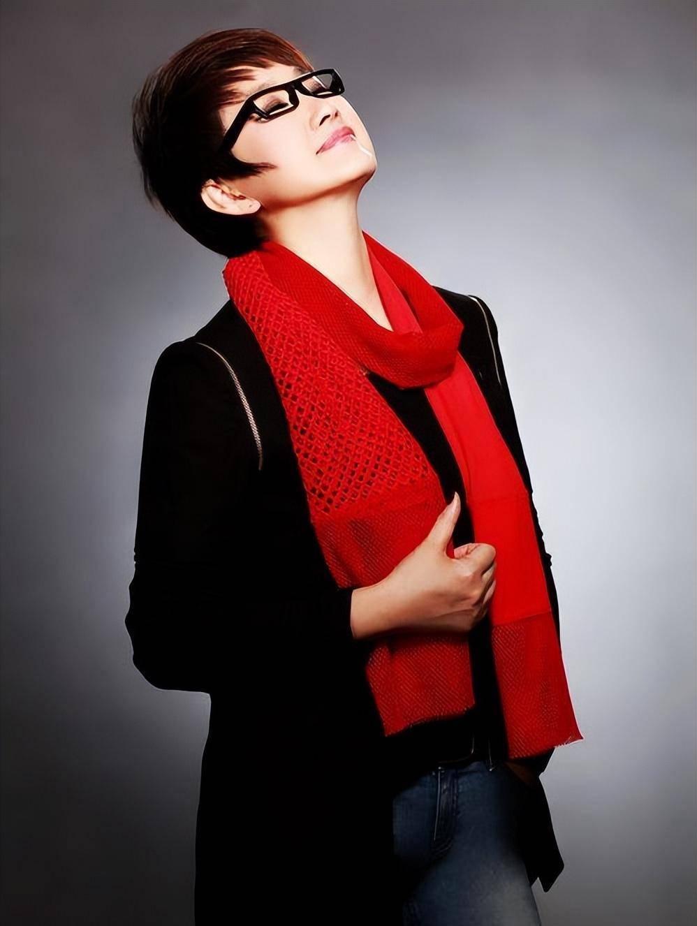 国家一级演员成方圆和王刚离婚22年始终未嫁,63岁无儿无女成遗憾_音乐