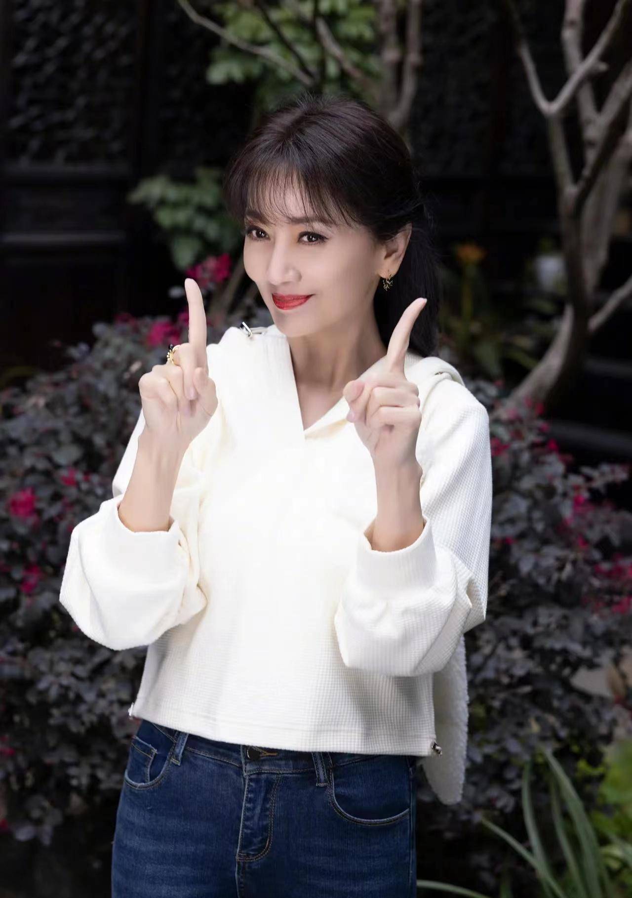 70岁赵雅芝晒靓照,面容年轻似30岁,网友的评论亮了_睡眠_才能_容颜