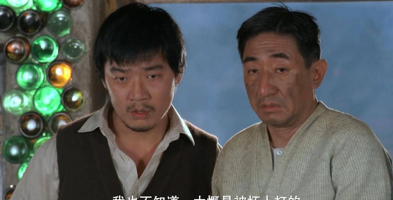 1983年,在歌舞電影《搭錯車》中,李立群飾演笨叔叔的鄰居阿曼,一人分