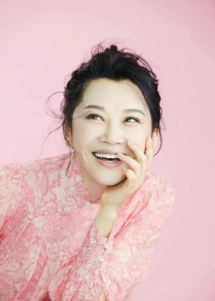 许晴衣真的很棒,穿亮片裙显身材,今年54岁_领口_裙子_少女