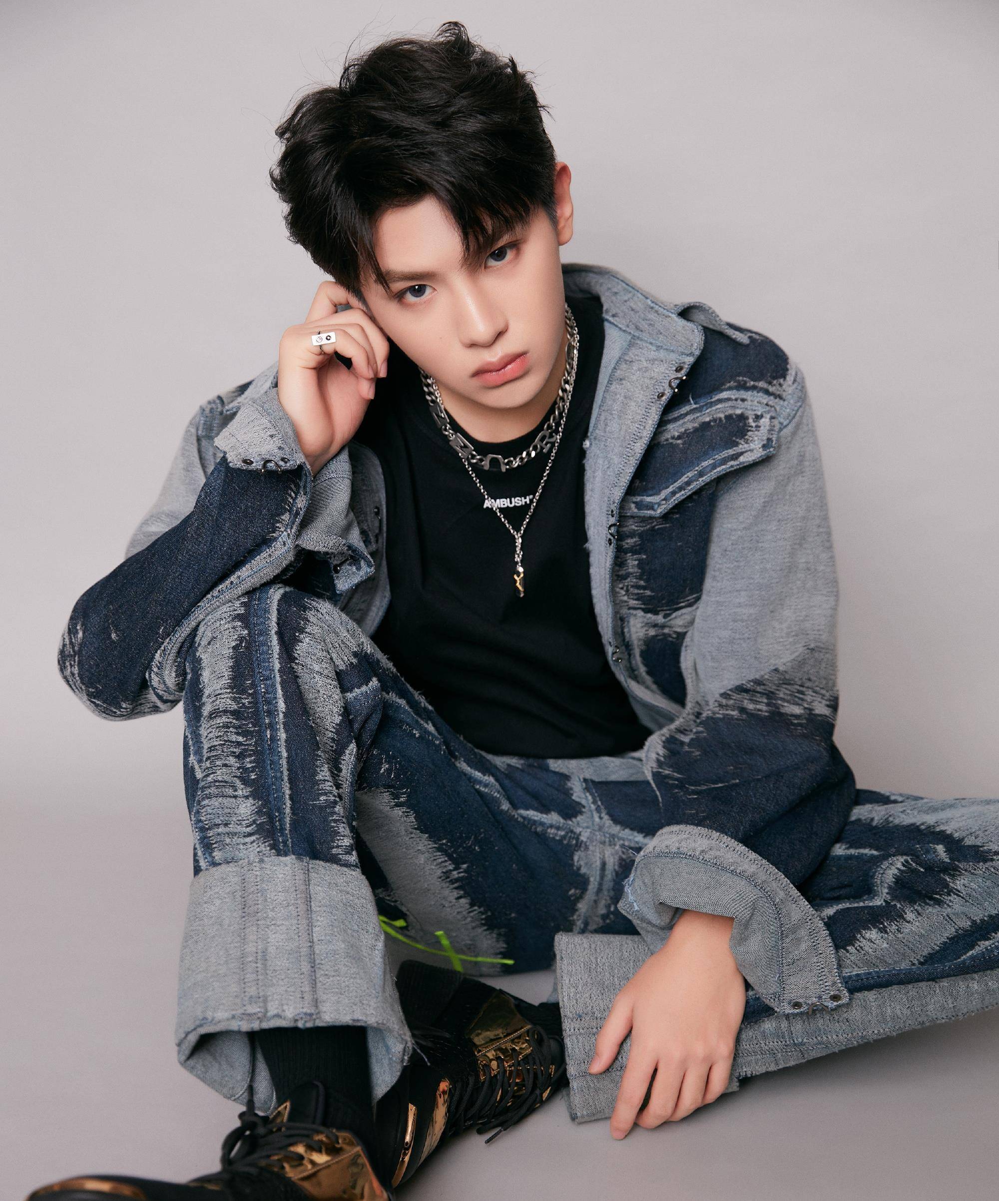 黄明昊地下车库帅照,蔡徐坤氛围感大片出炉,你有被谁帅到?