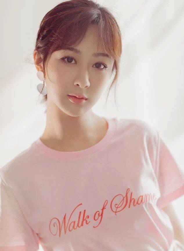 杨紫粉色t 白色收腰裙,满满的青春稚美感,美回18岁_时尚_宝贝_显得