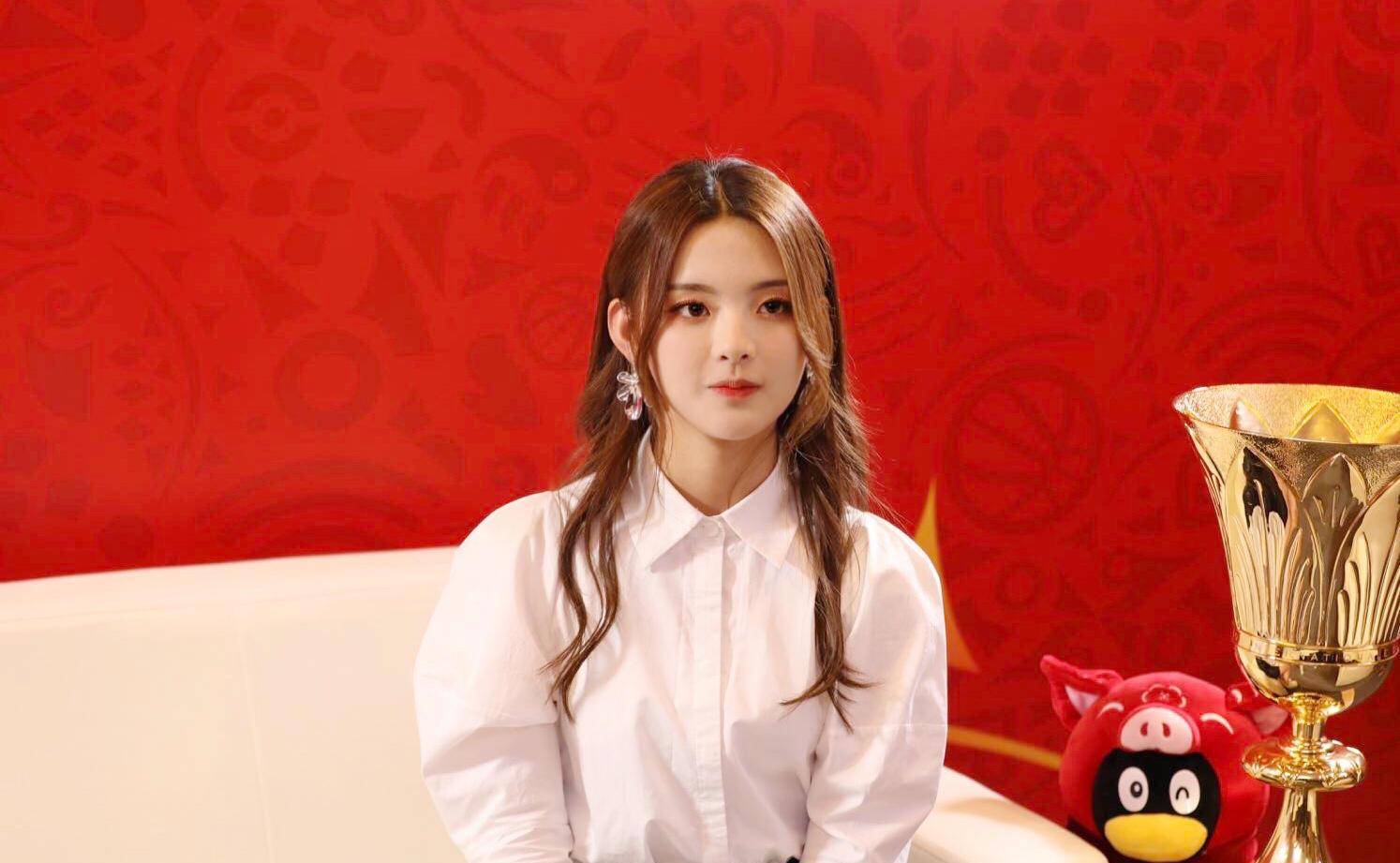 杨超越为"国际篮联男篮世界杯"抽签,念一串话,默哀10秒_蔡徐坤_明星