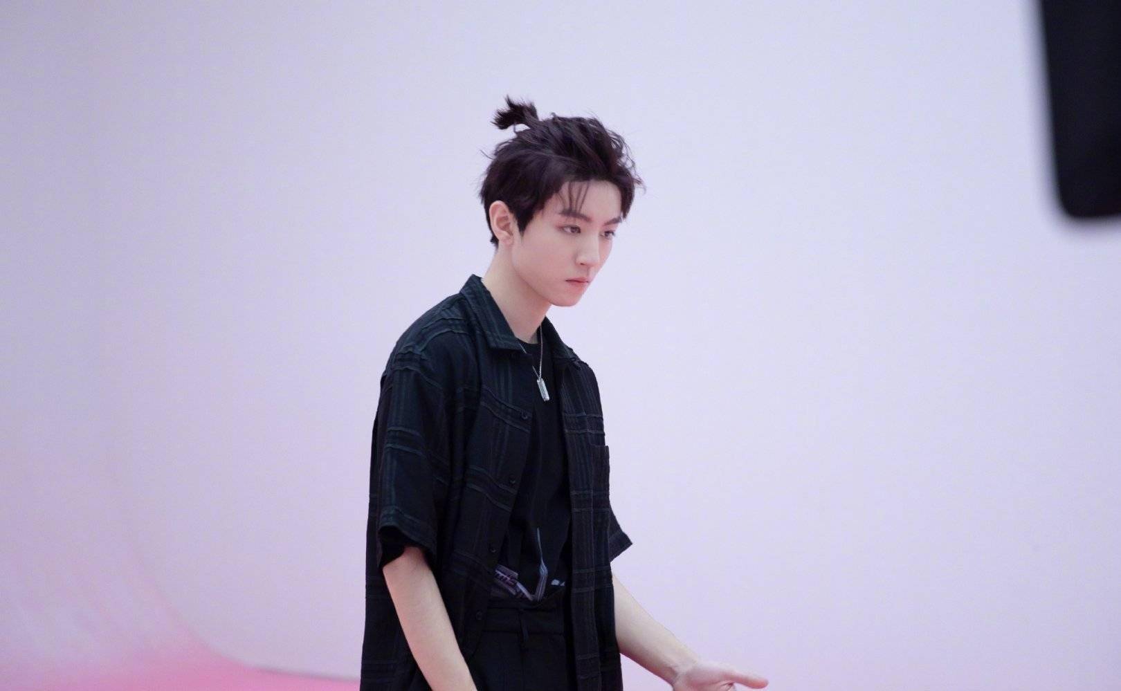 王俊凯《中餐厅》新发型!