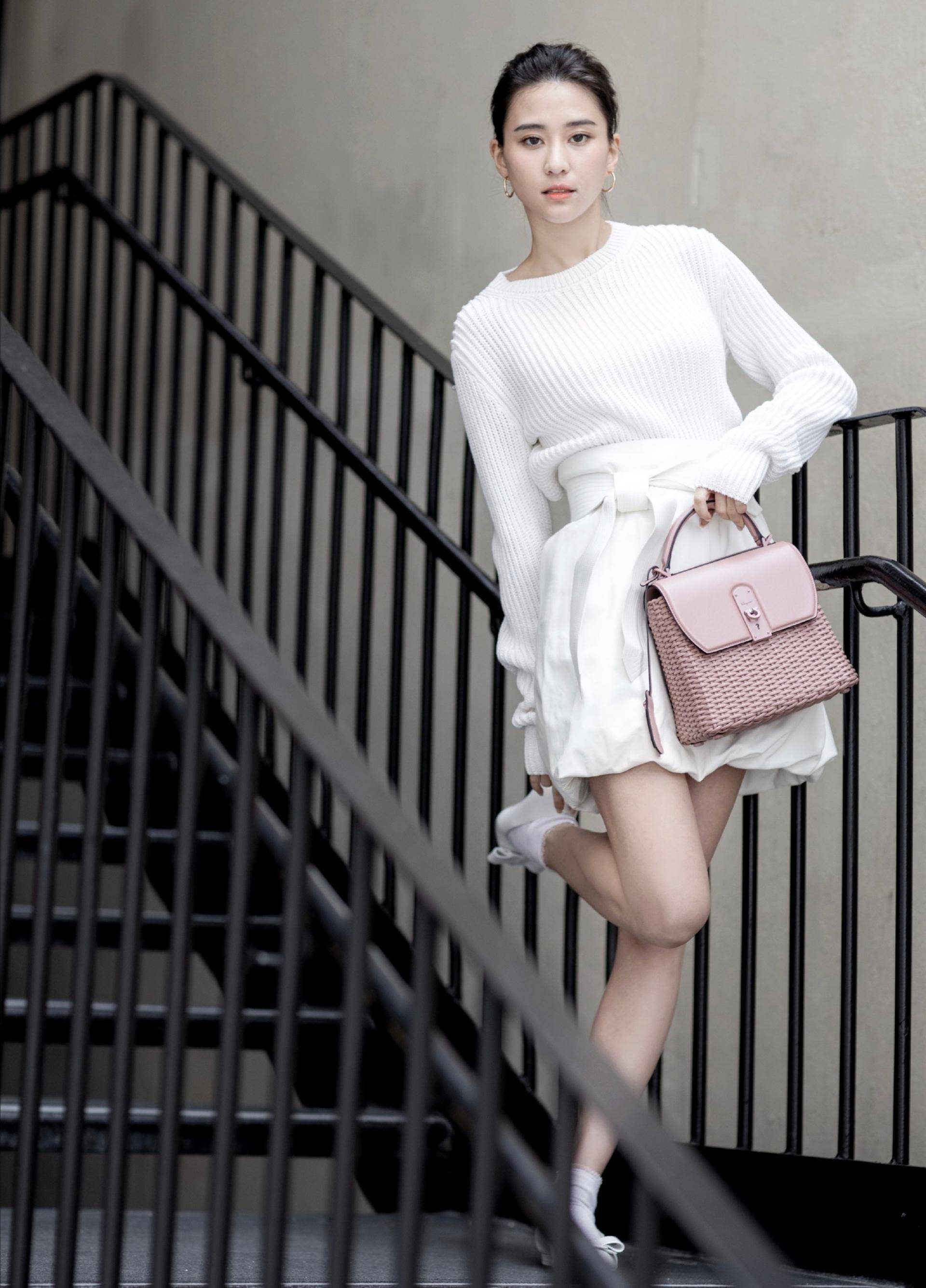 何超莲街头大秀身材,高冷气质的突显美出了新高度,特别的迷人_白色