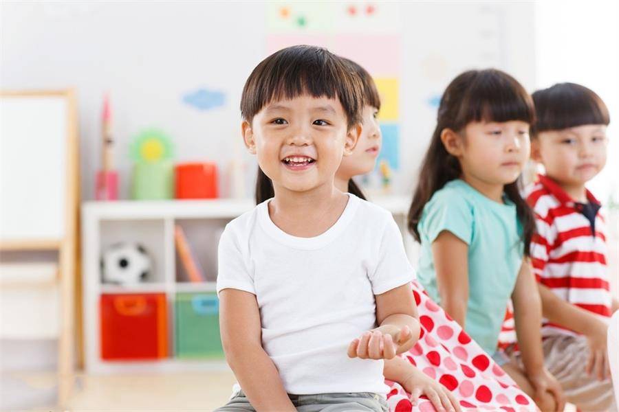 幼儿园老师要画玫瑰花，妈妈买来芹菜直接印上，其他家长服气了