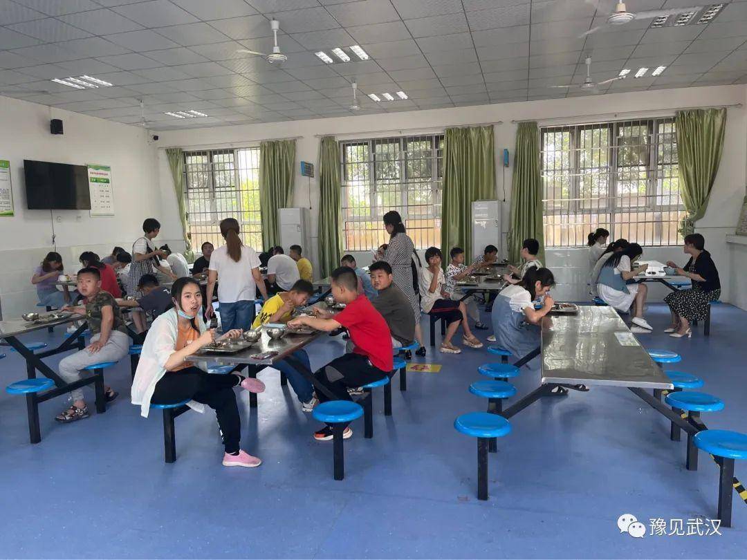 豫见武汉志愿者协会"节日"看望黄陂区特殊教育学校的