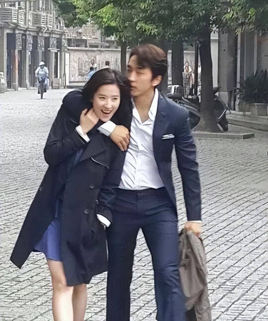 由于刘亦菲和谢霆锋都是娱乐圈的大牌,这个绯闻引起了很多人的关注.