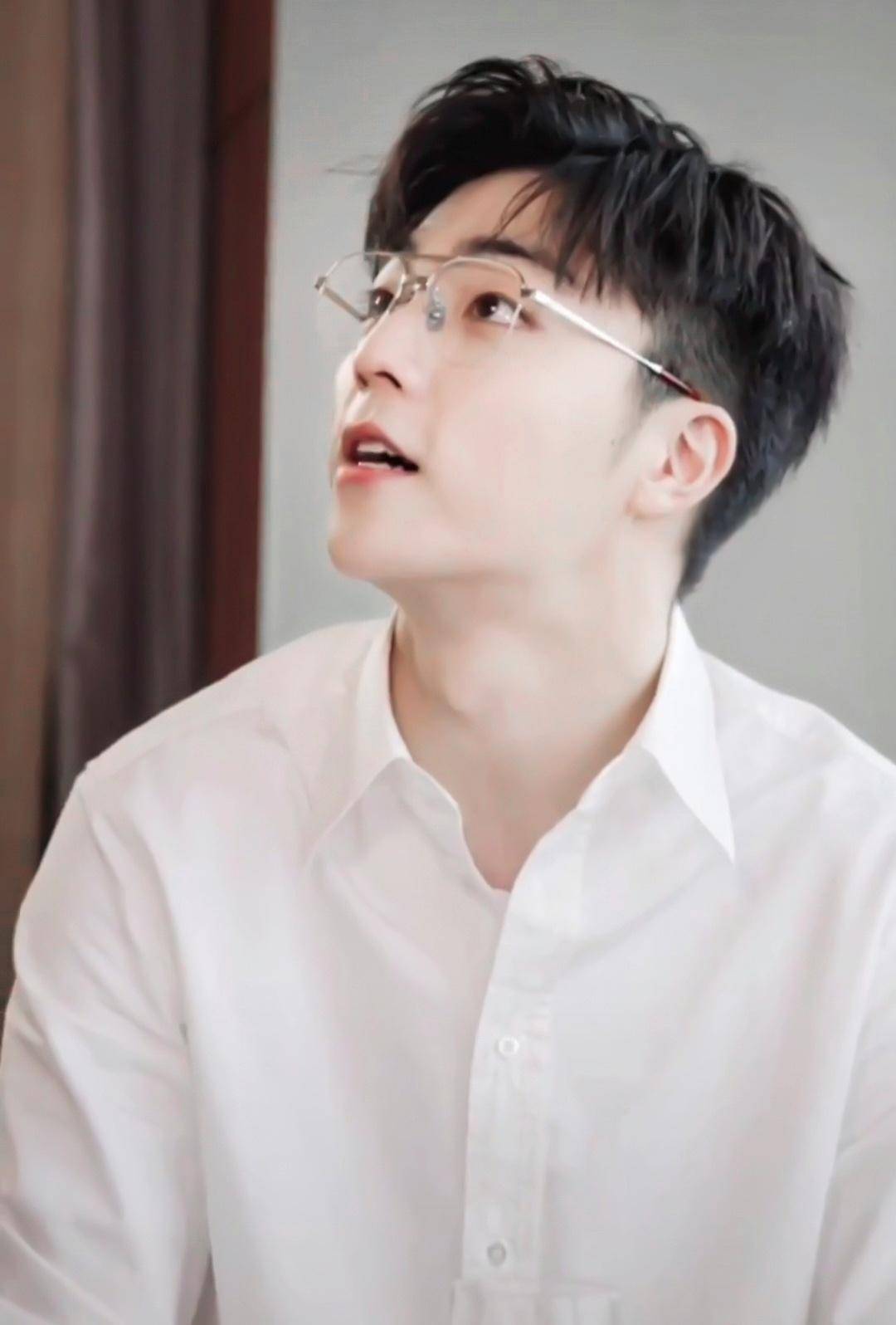 陈立农白衬衫眼镜杀来袭,呆萌少年超甜,你有没有心动?_男孩_运动_农农