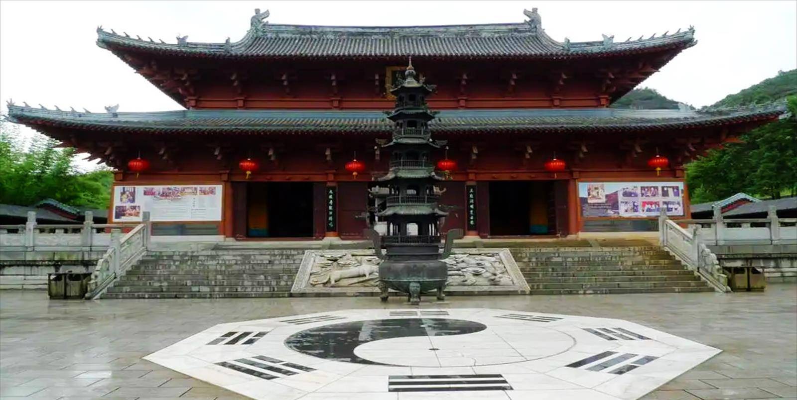 位于江西龙虎山上清古镇,整个府邸坐北朝南,由府门,大堂,后堂,私第