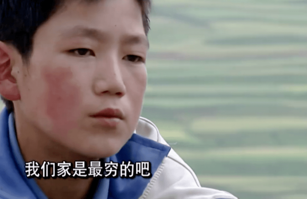 2006年,变形计节目组来到朵卜村寻找农村主人公.