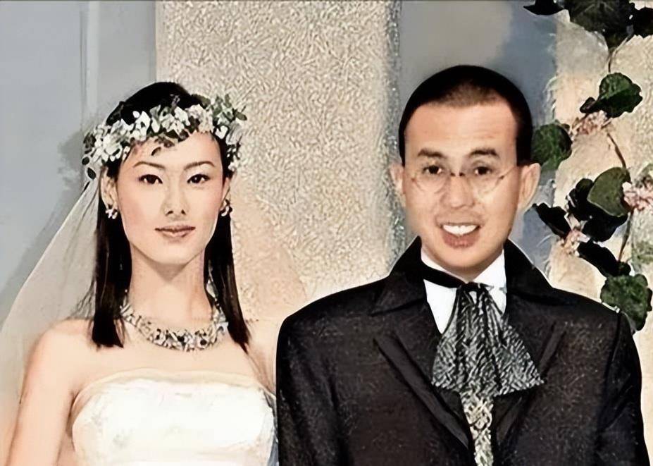 同王杰不存在时空交叉,在香港还被拍摄到梁洛施同李泽楷同框,疑似两人