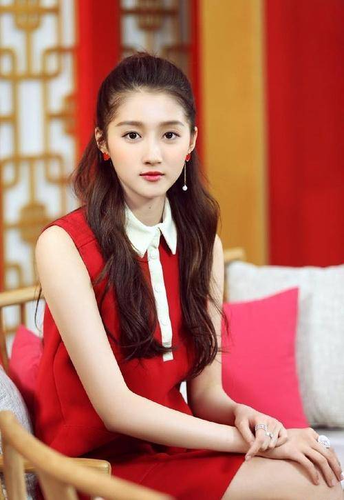 关晓彤为啥一直偏爱露额头发型?齐刘海照片曝光后,瞬间懂了!