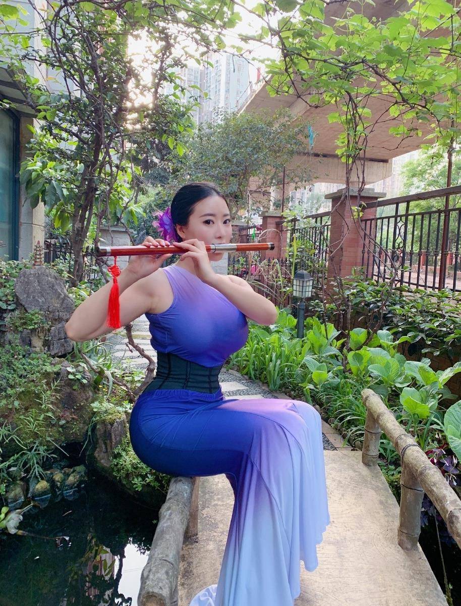 跟众多女性纸片人身材不同的是,蒋娉婷自有一番自己的特色,难怪她自