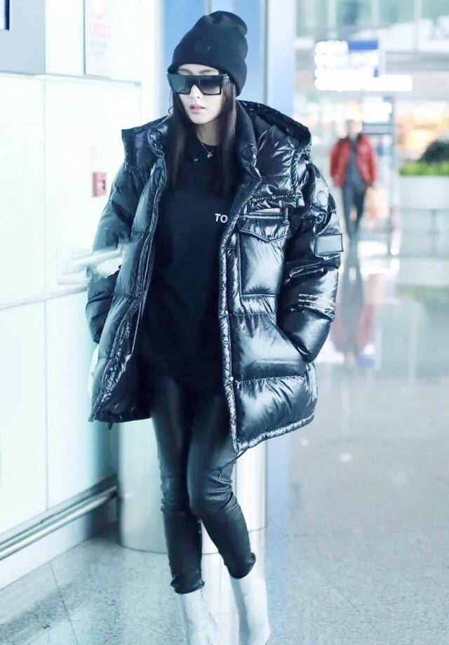 像张天爱一样,黑色的羽绒服搭配毛衣和皮裤,是一种非常大气休闲的穿搭