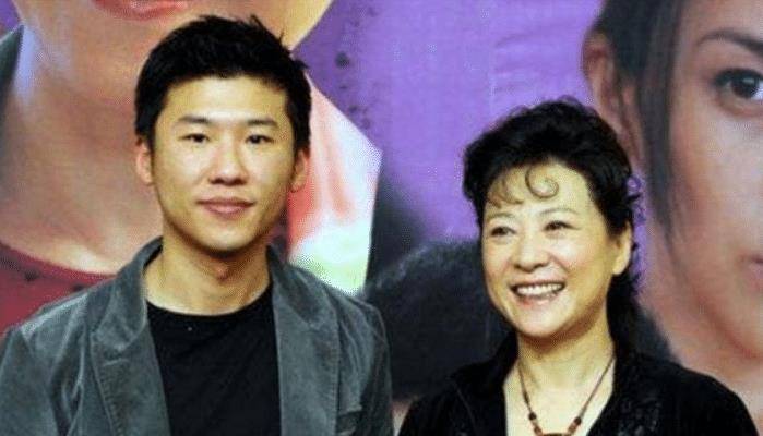 演员王骁:40岁走红,娶平凡妻子生一女,是母亲王馥荔的骄傲_父母_孩子_儿子