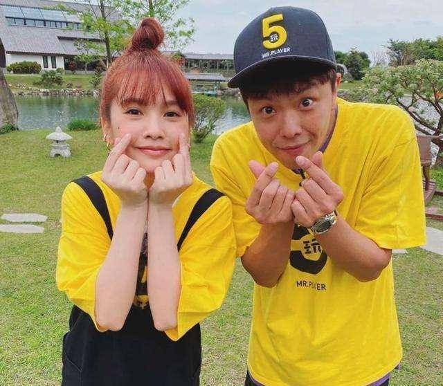 他们俩是彼此的初恋,16岁就在一起了,高中同班同学,小鬼还经常帮