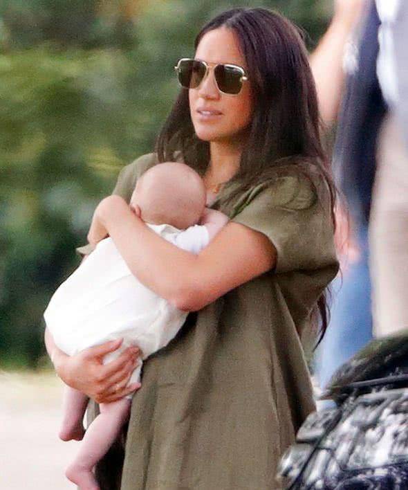 梅根变乖了:她将学凯特,女王拼二胎 再生王位继承人_阿奇·哈里森