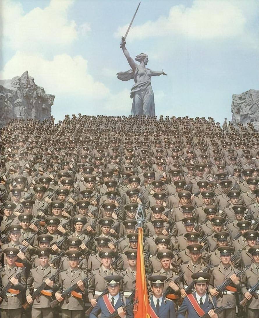 自废武功,苏联拥有430多万军队,为何一步步形象崩塌?