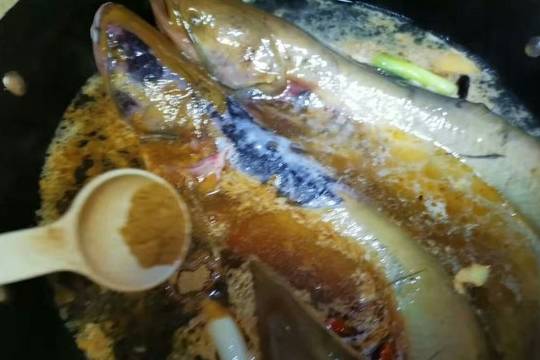 鲶鱼洗净去内脏烹饪步骤:鲶鱼两条,茄子五根,色拉油适量,葱段适量