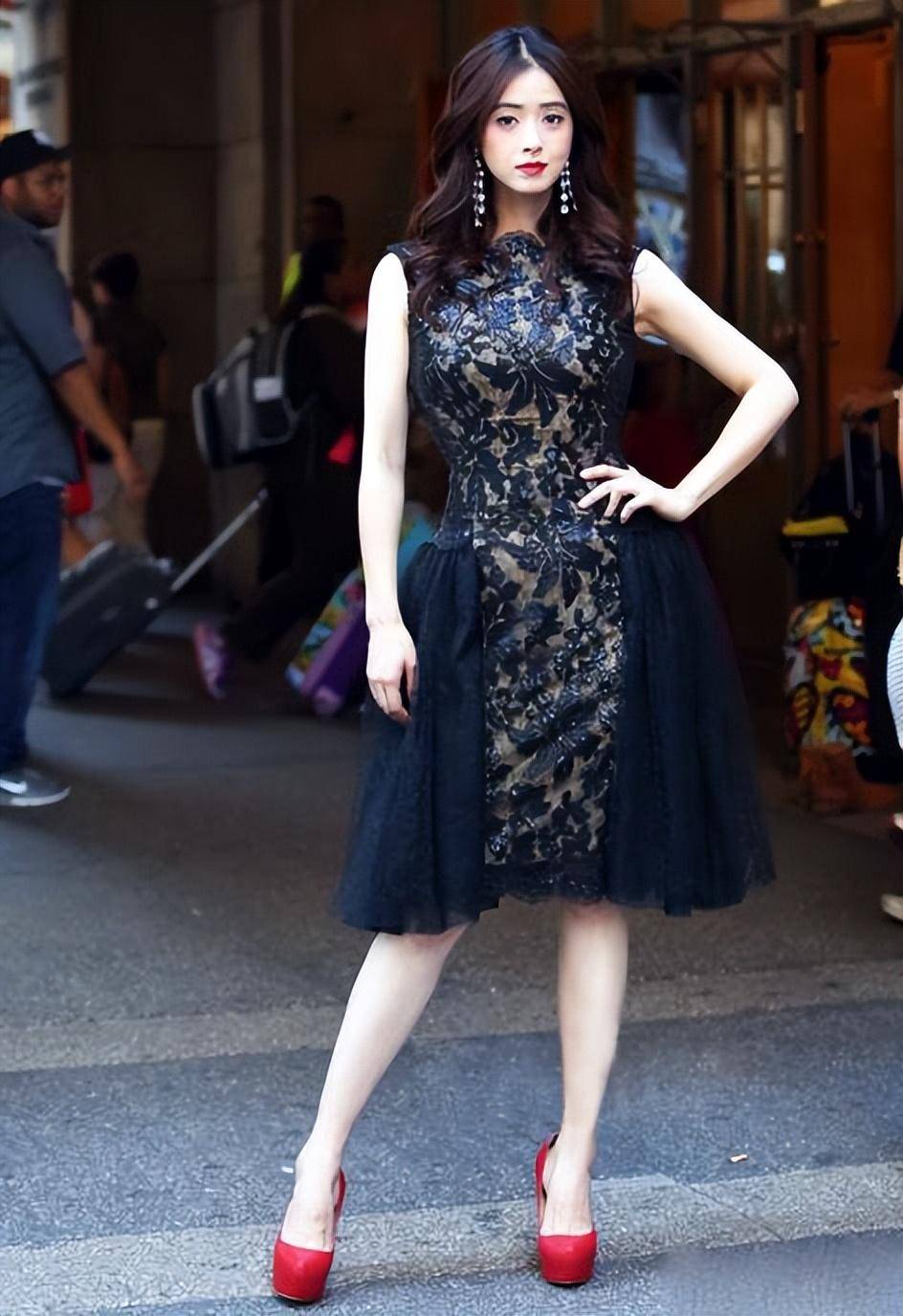 39岁蒋欣一袭肉感"孔雀裙"露面,网友:好怕她一个巴掌呼过来!