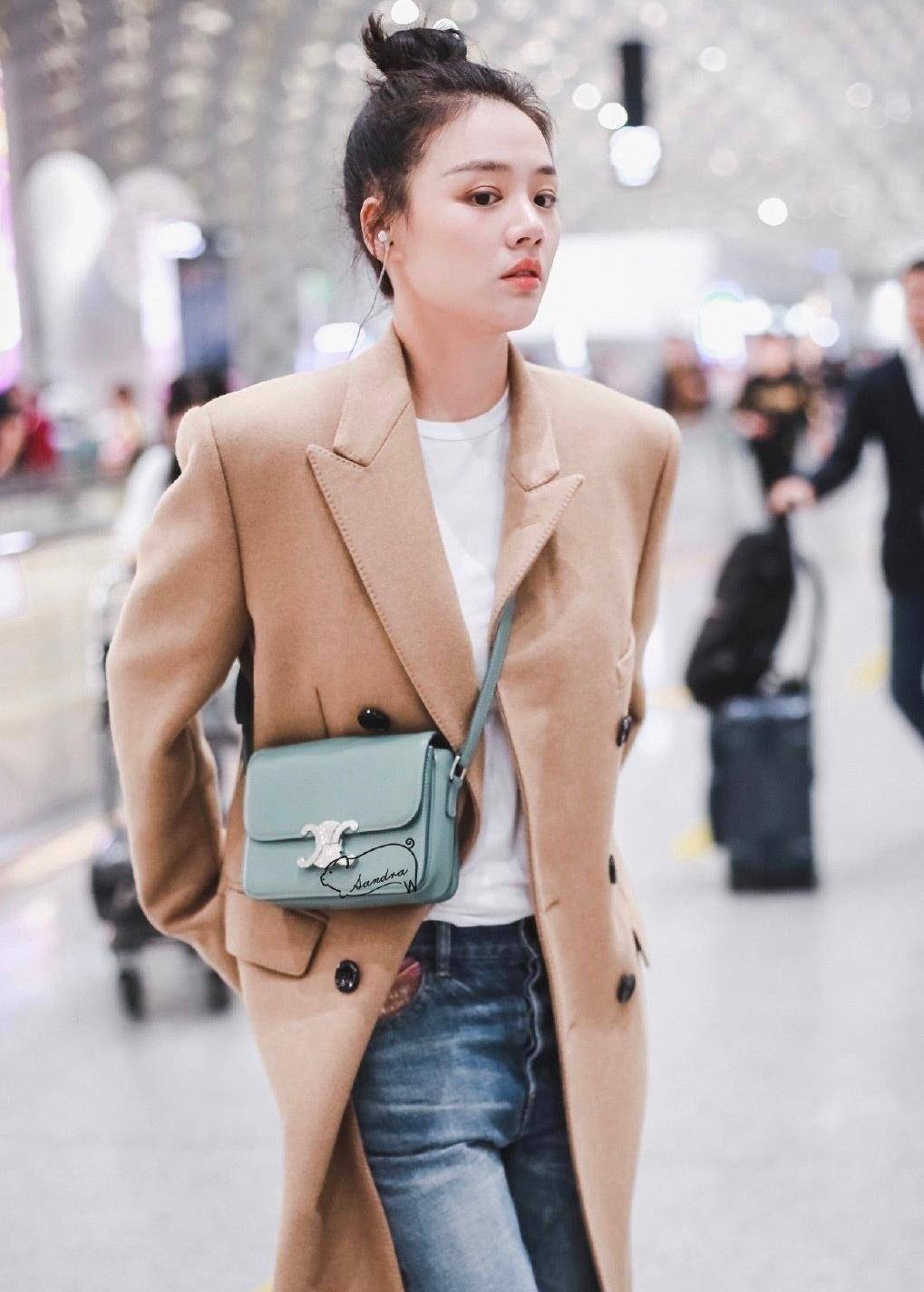 秋冬大衣上线,马思纯私服尽显高级感,俏皮丸子头增添少女感_造型_女性