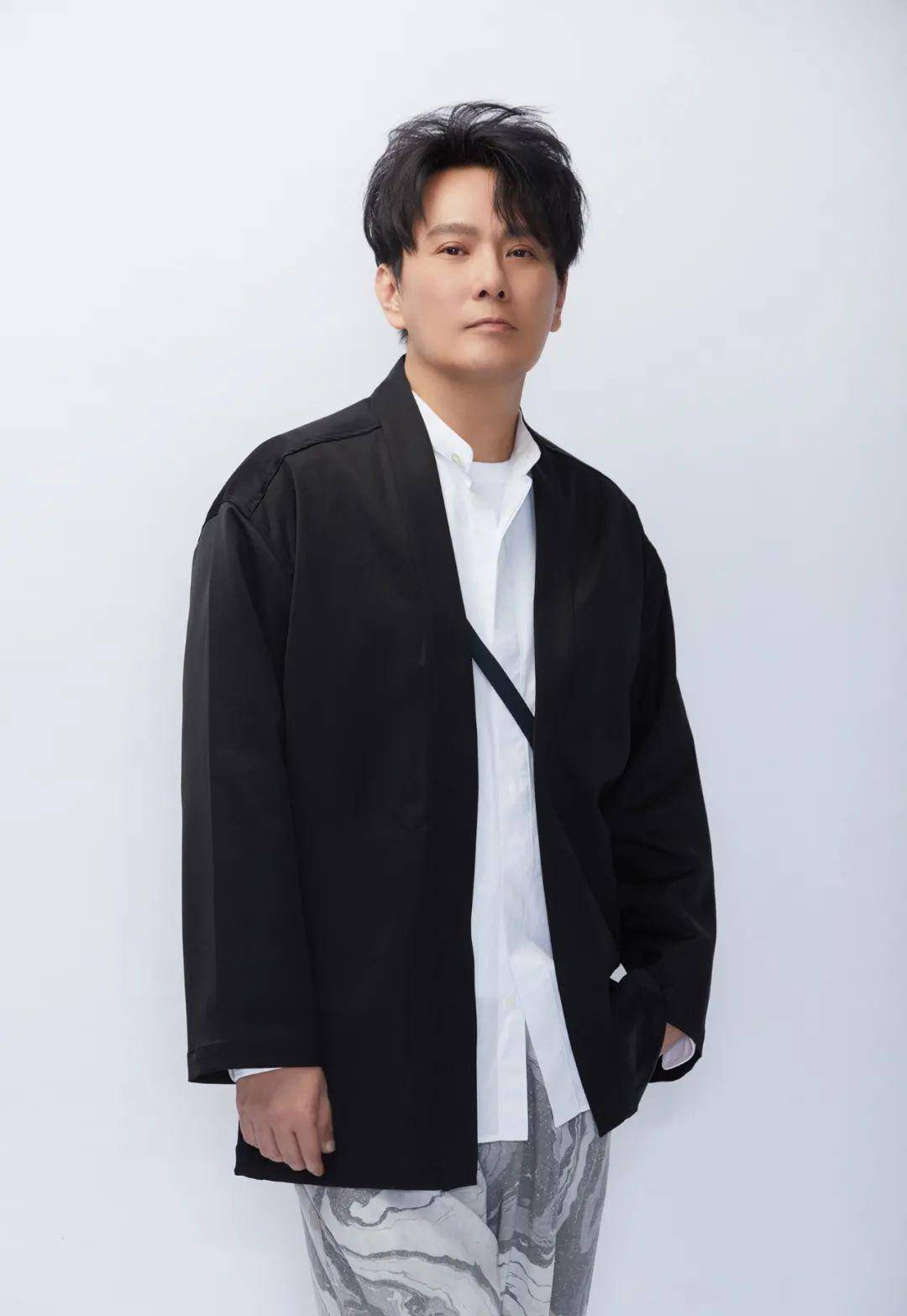 唱了30年情歌后,张信哲为他心中的"白月光"找到了一屋珍藏_中国_音乐