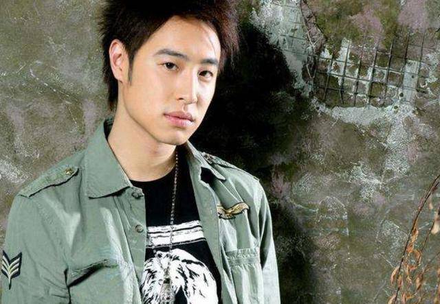 潘玮柏成了有家的人,无尾熊夫妻彻底结束,原来和空姐早就在一起_女孩