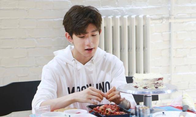 昨晚王源送上五千万粉丝福利,原来他出镜过吃火锅撸串,这回终于出镜吃