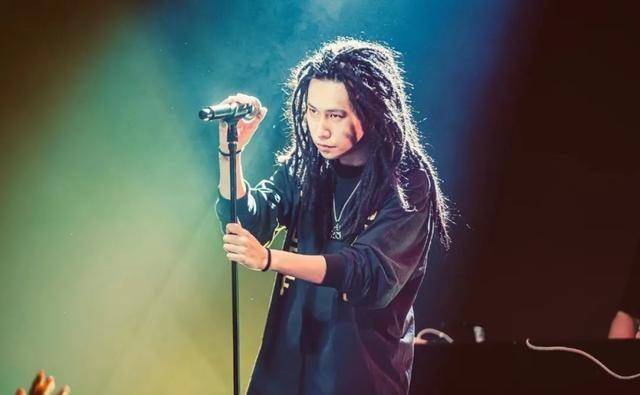 和张千同隶属于丹镇北京厂牌的刘锐,也是正经科班出身,毕业于中央戏剧