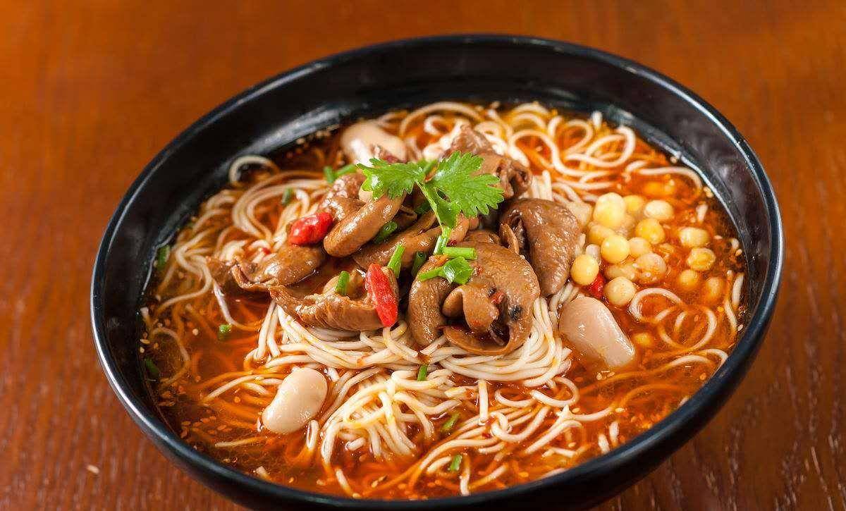 让舌尖惊艳的美食!教你营养好吃的砂锅肥肠面,香气四溢超过瘾_料酒_花
