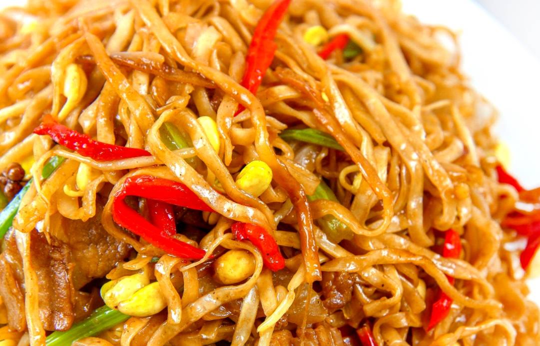 最省事的吃法,其实老式的河南炒面条还是有点自己的个性,如今饭店炒面