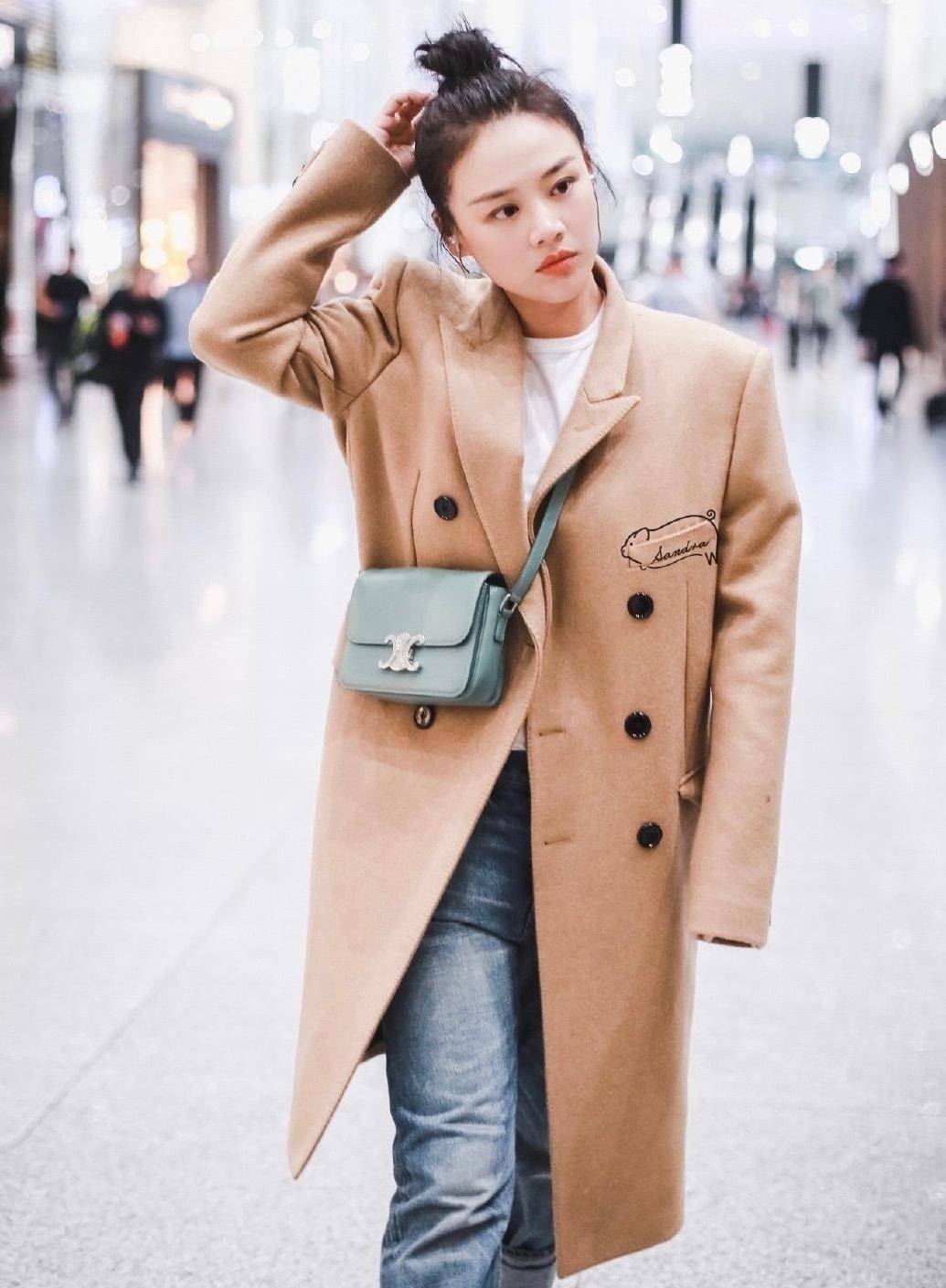 秋冬大衣上线,马思纯私服尽显高级感,俏皮丸子头增添少女感_造型_女性