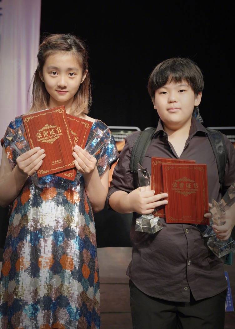 孙莉陪小女儿钢琴演出被偶遇 妹妹获专业乐团伴奏 气质出众像黄磊