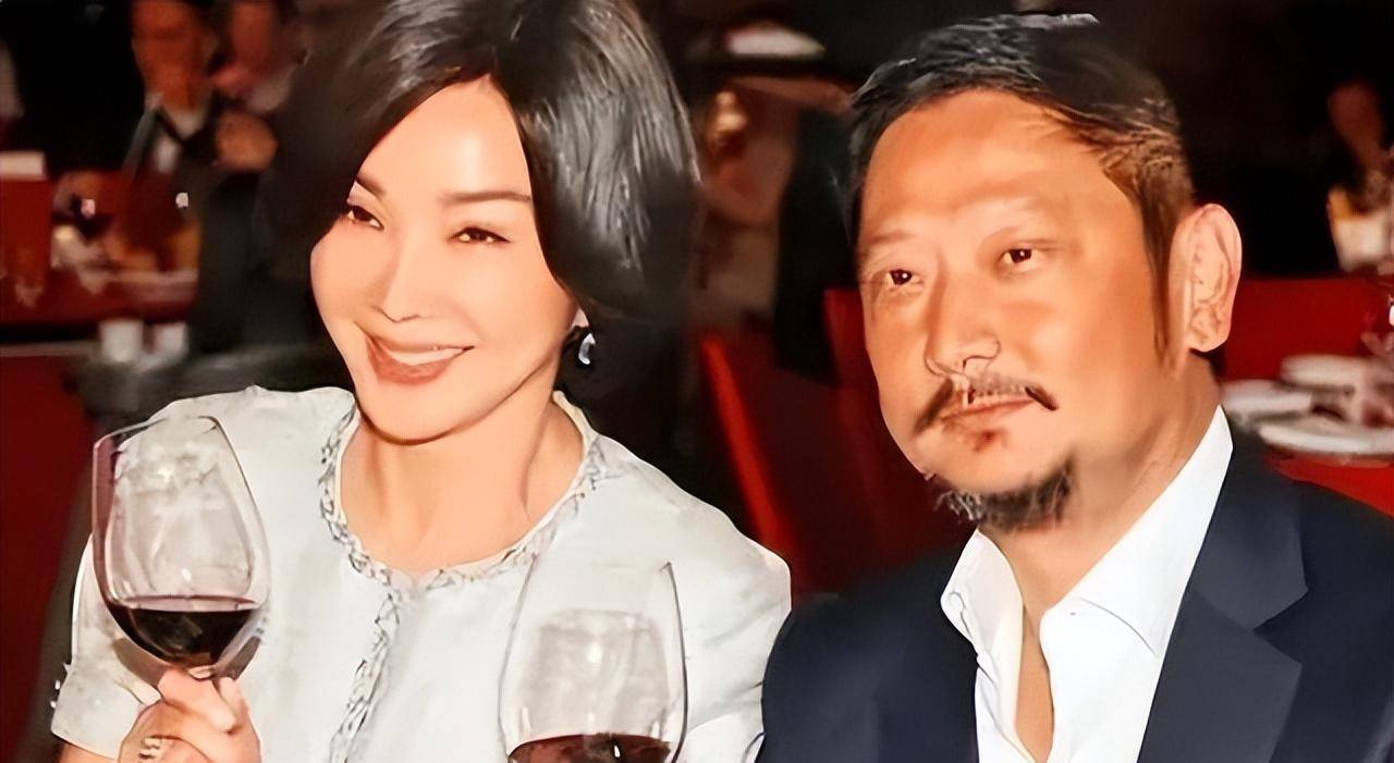 婚后,陈美凤没有放弃国内的奇迹,徐福庆留在了,而她则是两国跑.