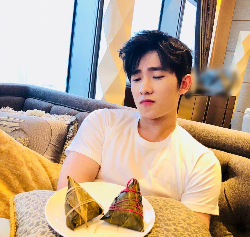 不久前,杨洋在自己的微博上晒出了一组照片,并配文"拍完照不让我吃饭?