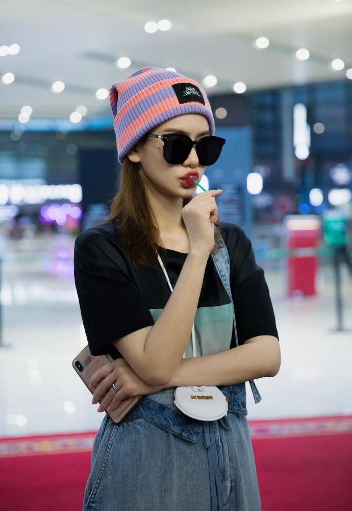 戚薇的机场装太随意了!戴牙套只带一个牙套,这是在逗谁呢?